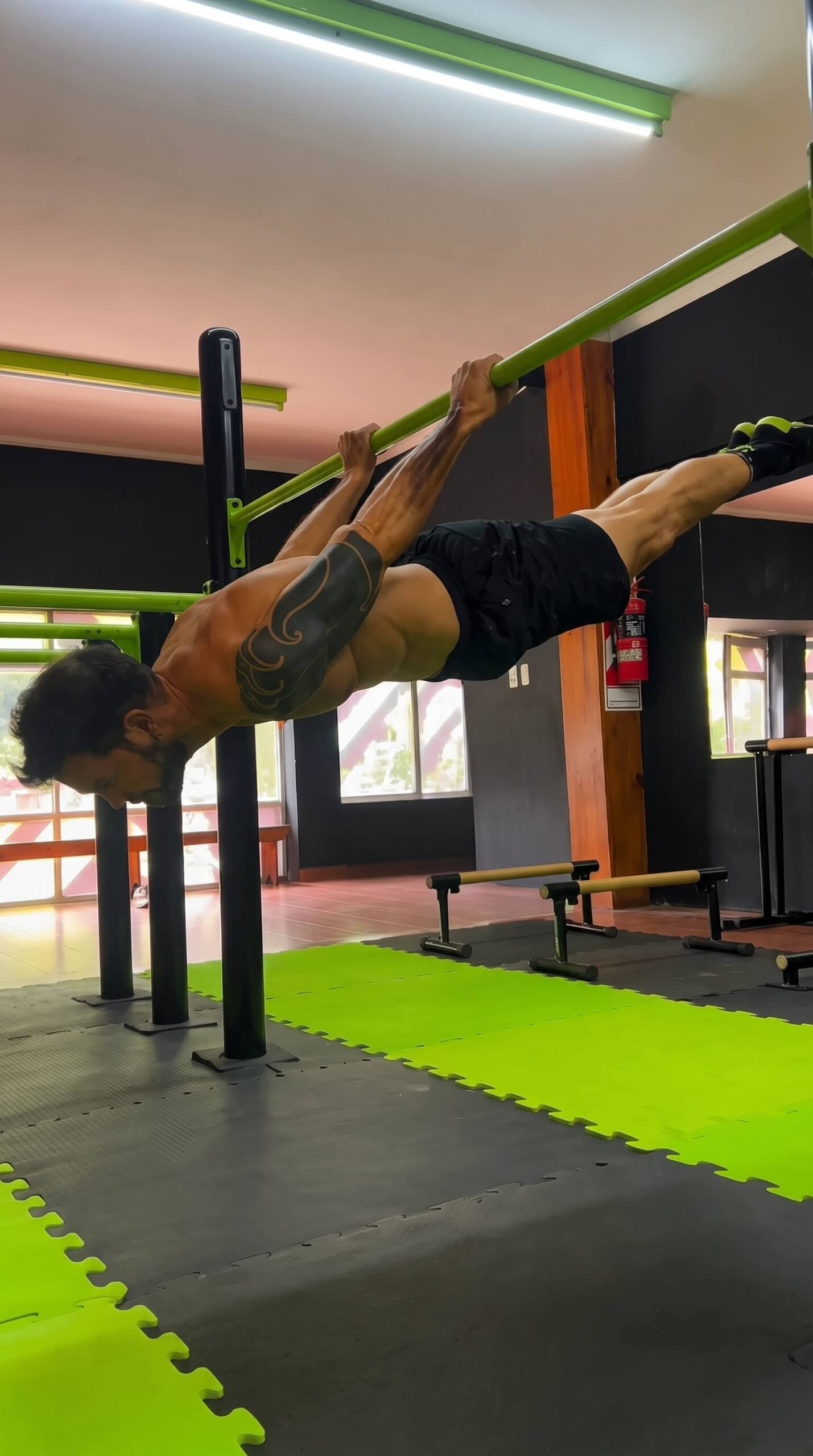 Agustín, entrenador de MacTraining, en las barras
