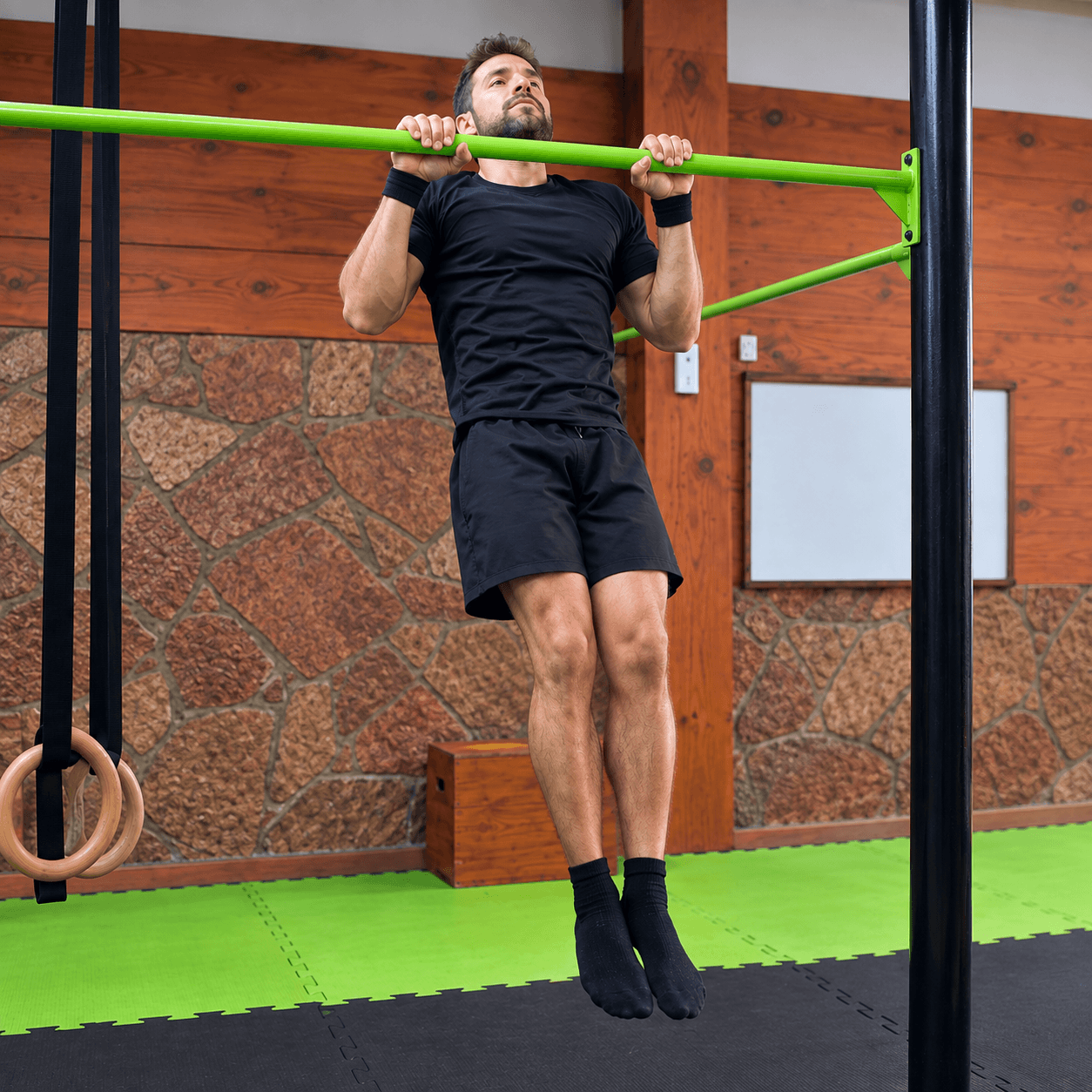 Alumno haciendo dominadas en las barras de MacTraining